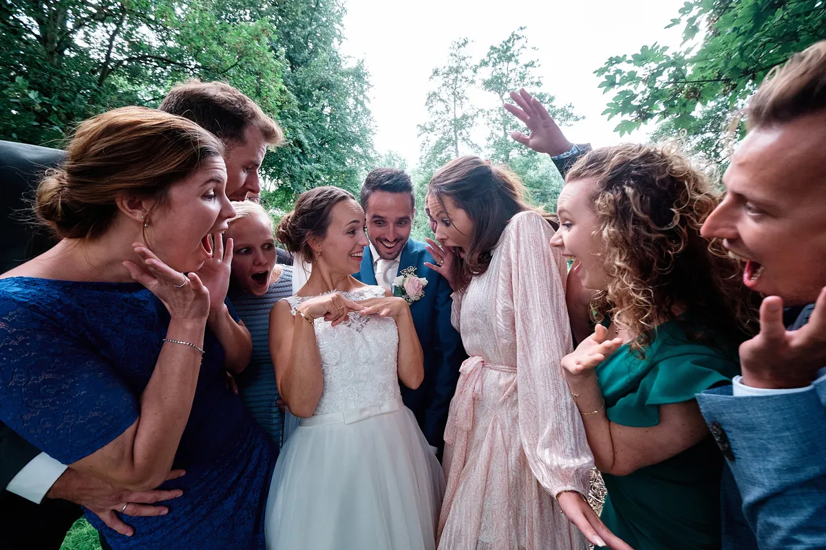 Vrienden juichen rond Tessa en Jeroen