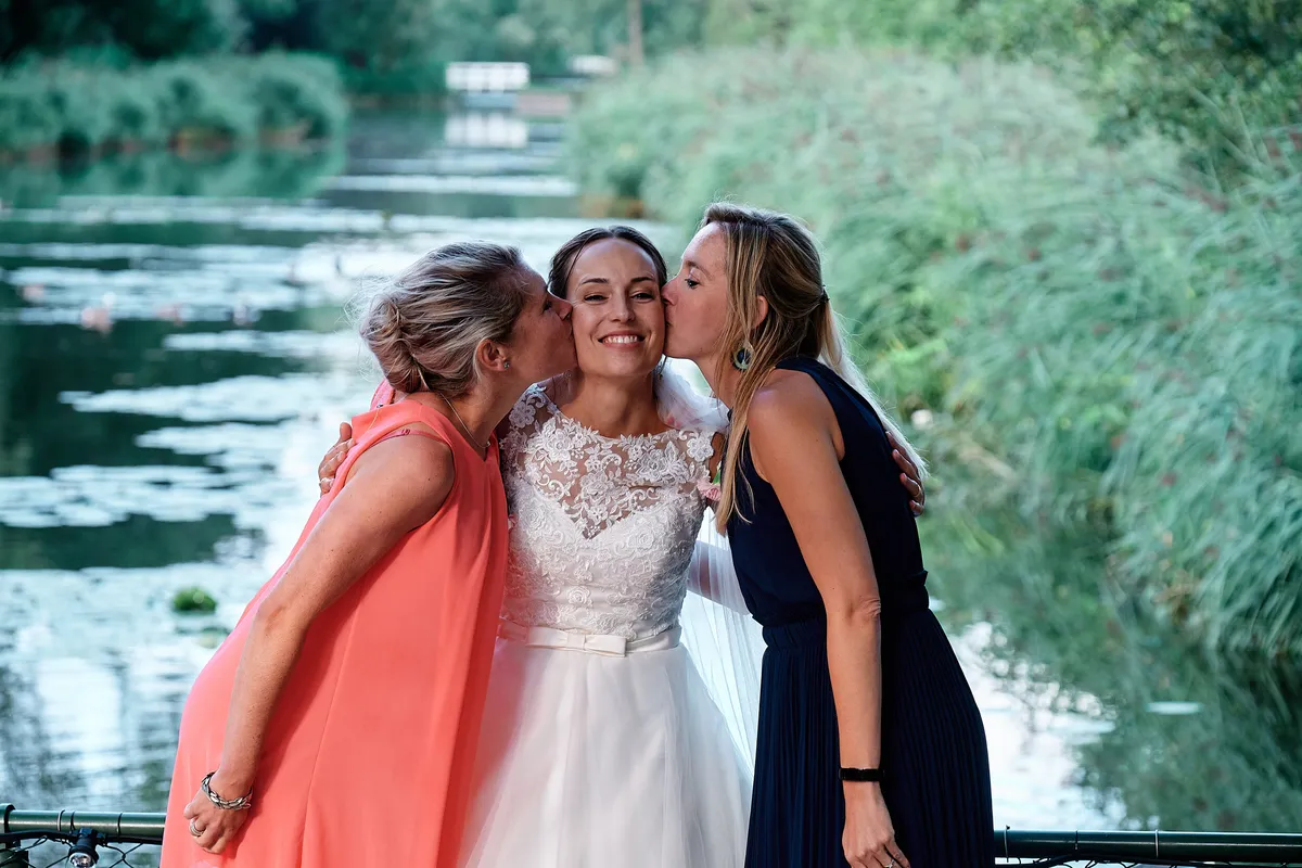 Tessa krijgt een kus van twee vriendinnen aan het water