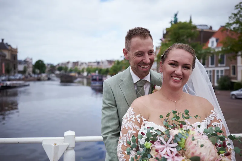 Liëla en Jeffrey met het boeket aan het Spaarne