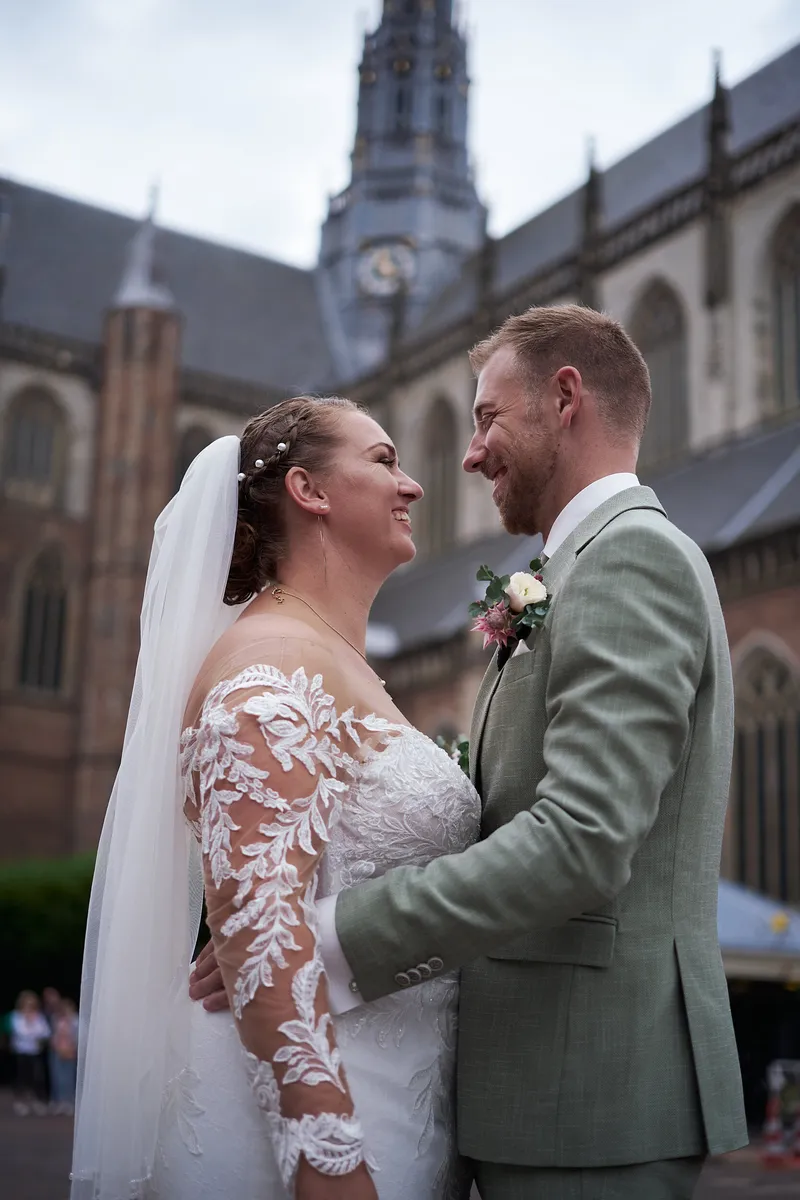 Liëla en Jeffrey kijken elkaar aan voor de Grote Kerk