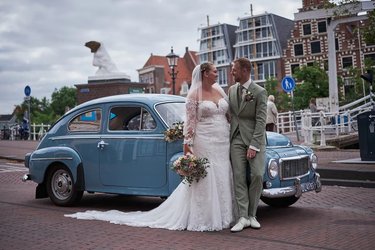 Liëla en Jeffrey naast de blauwe oldtimer bij de Gravestenenbrug