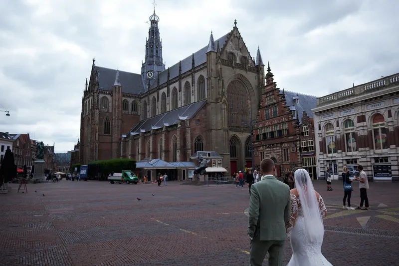 Liëla en Jeffrey op de Grote Markt, met de Grote Kerk erachter