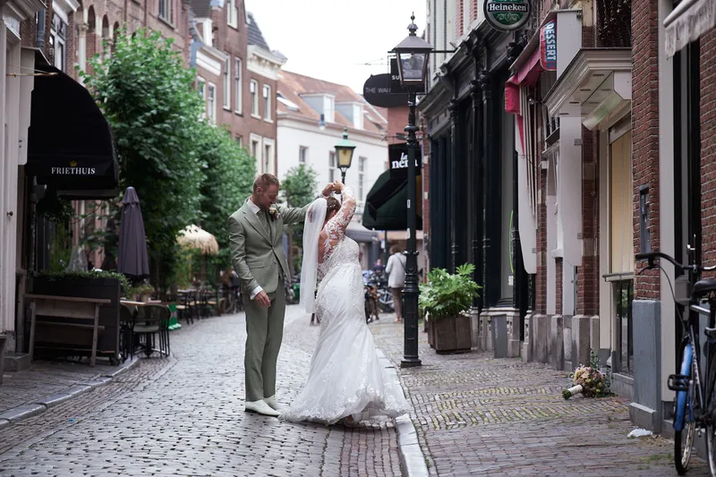 Liëla en Jeffrey in een straatje met klinkers en terrasjes