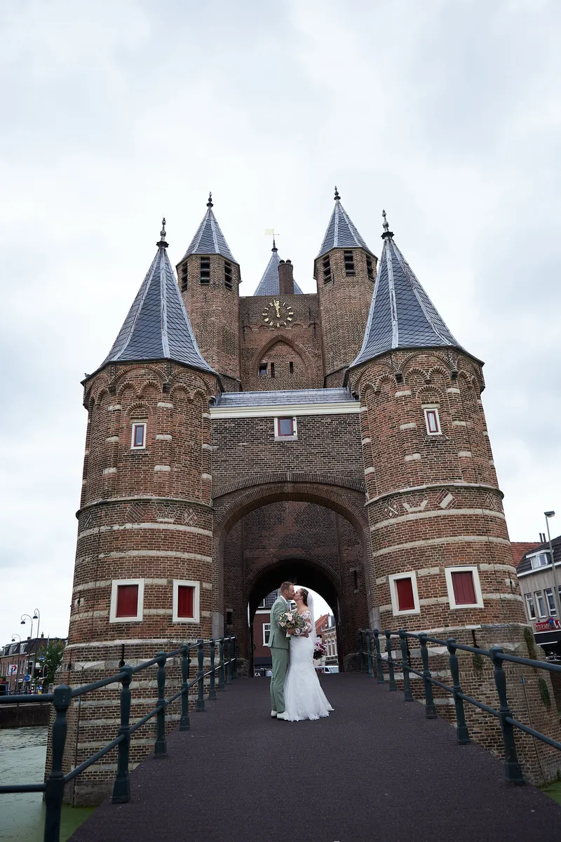 De Amsterdamse Poort in Haarlem, met Liëla en Jeffrey in de doorgang