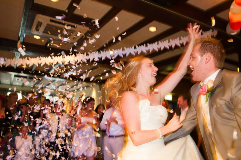Loes lacht met haar arm omhoog terwijl de confetti valt
