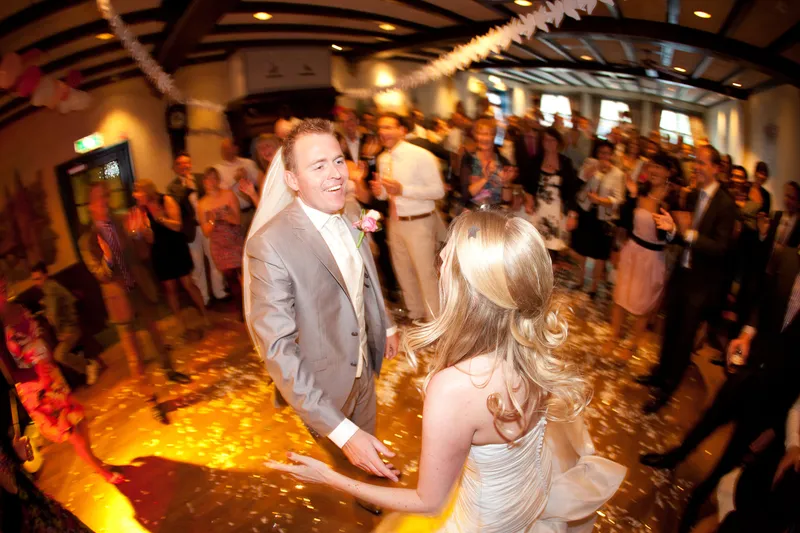 Loes en Jan dansen tussen de confetti terwijl de gasten klappen