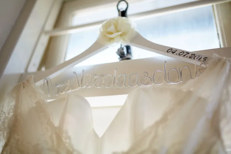 De hanger van de jurk met de nieuwe naam en de trouwdatum