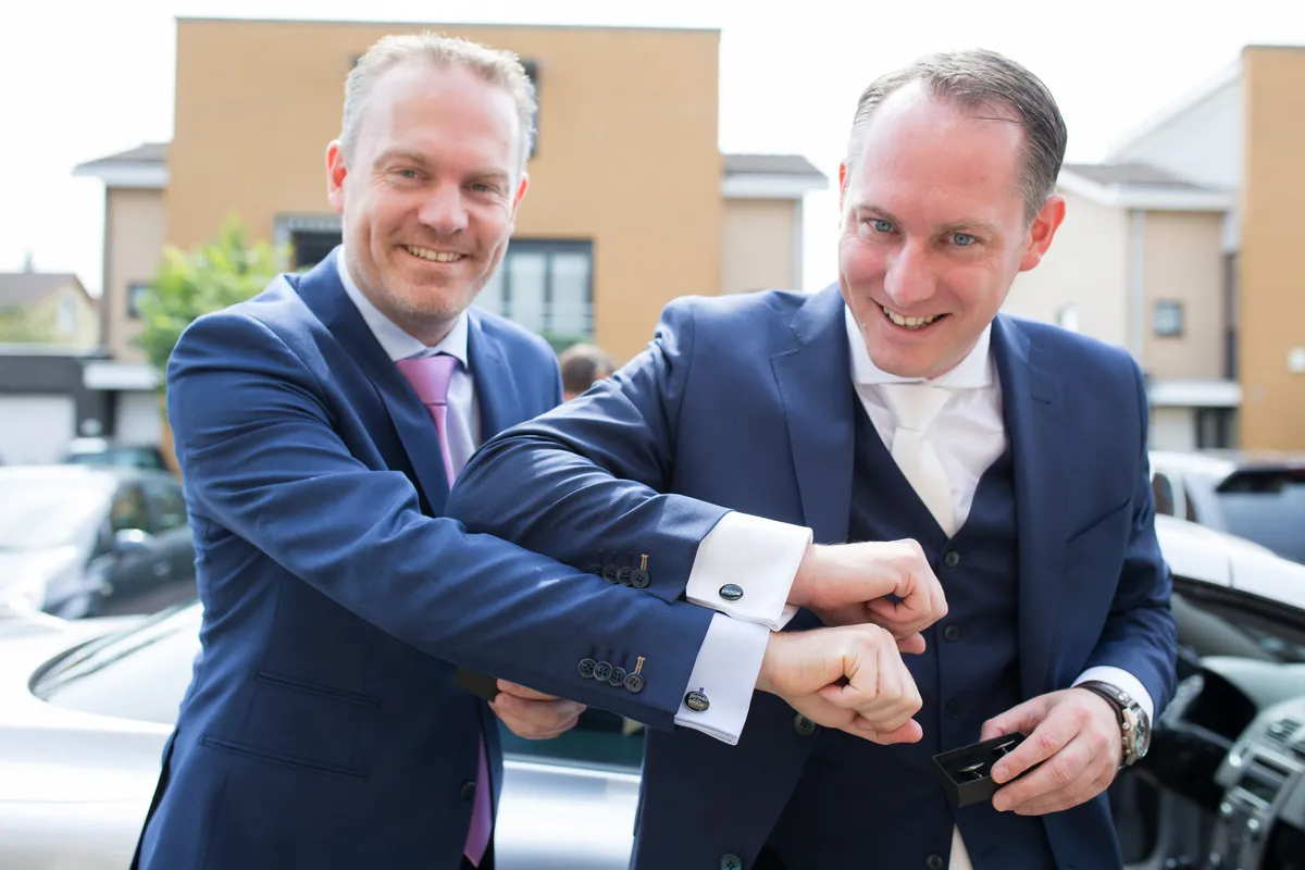 Hans en zijn getuige vergelijken hun manchetknopen