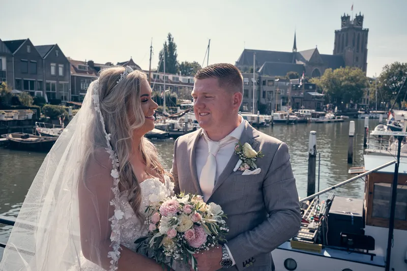 Jordy en Jacky aan de haven van Dordrecht, met de Grote Kerk op de achtergrond