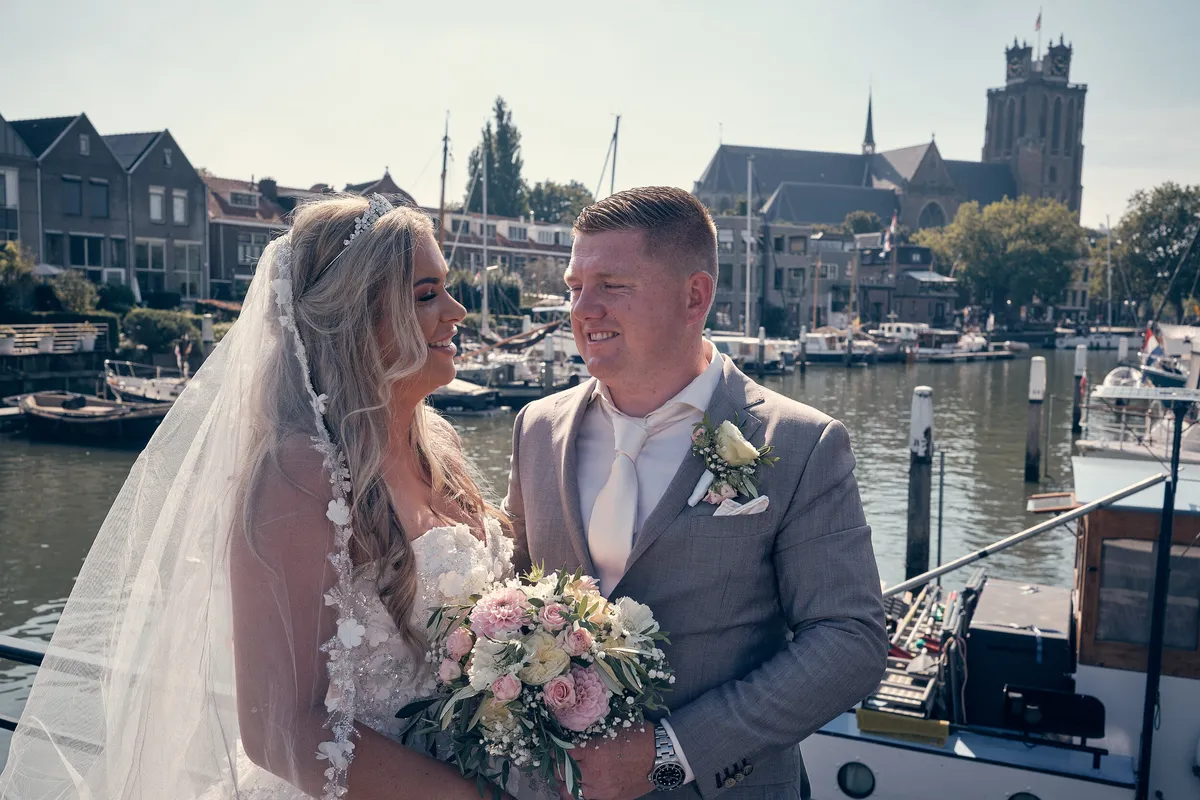 Jordy en Jacky aan de haven van Dordrecht, met de Grote Kerk op de achtergrond