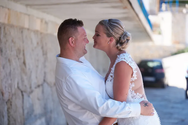 Wesley en Stephanie tegen een stenen muur in de schaduw