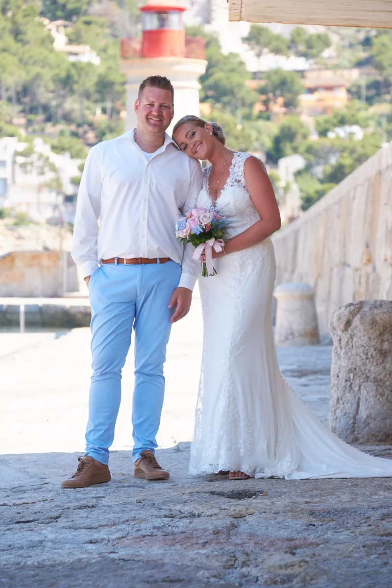 Wesley en Stephanie op de pier, met de vuurtoren erachter