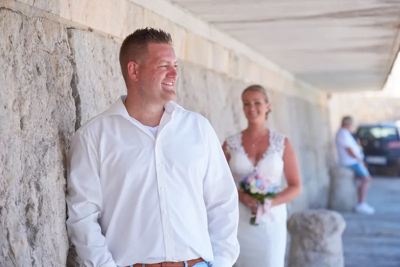 Wesley en Stephanie in de schaduw van de overkapping