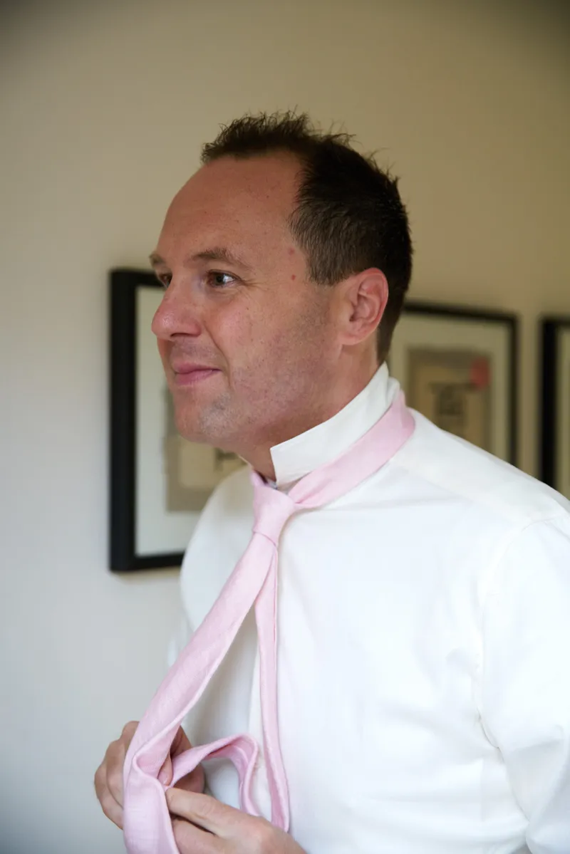 Herman doet zijn roze das om