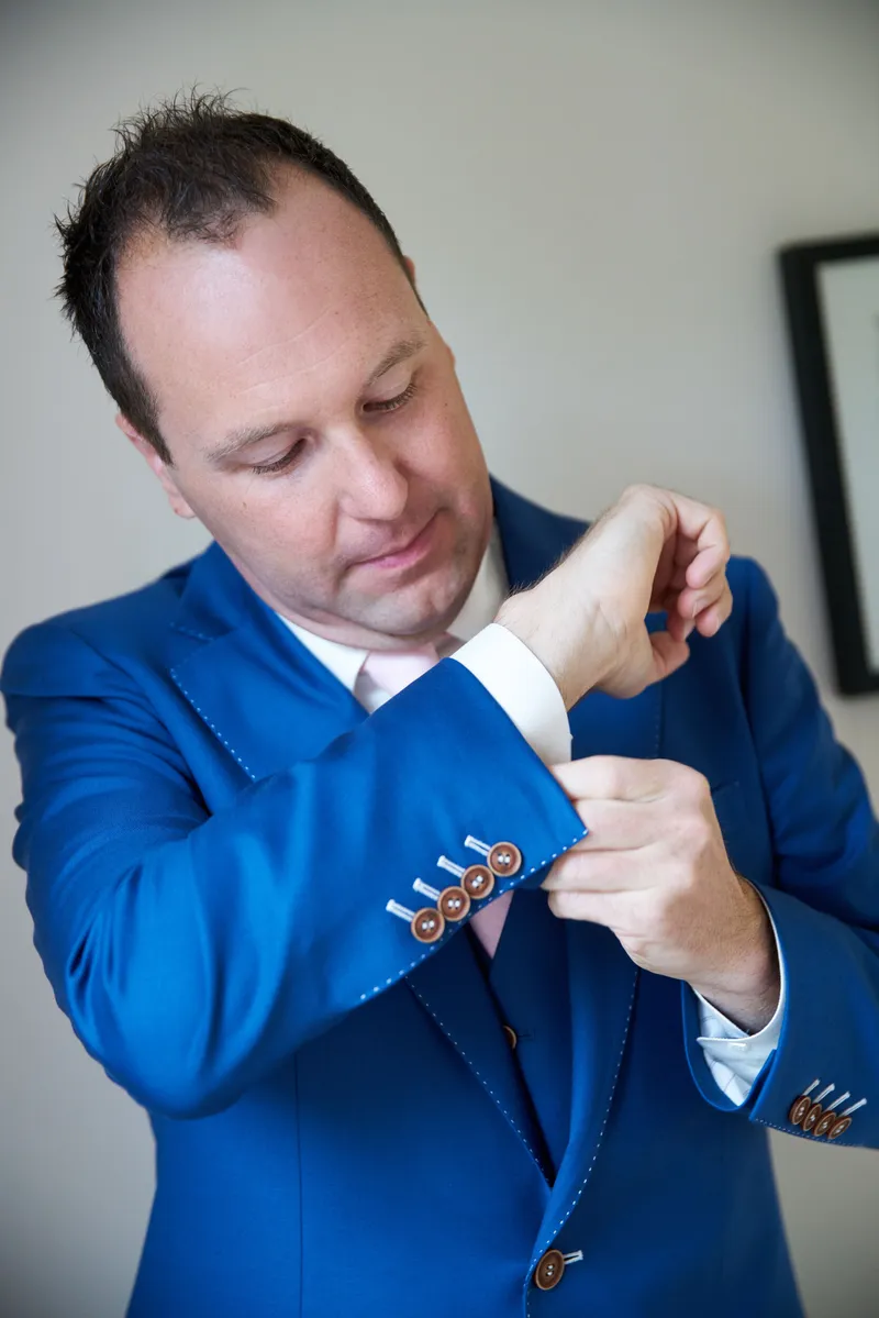 Herman zet zijn manchetknopen vast