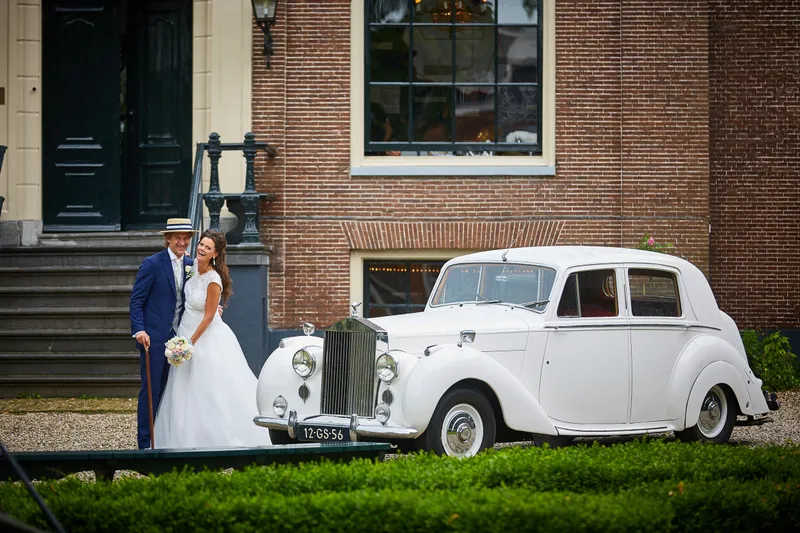 Rinkje en Wouter bij de witte Rolls-Royce voor de trap van Frankendael