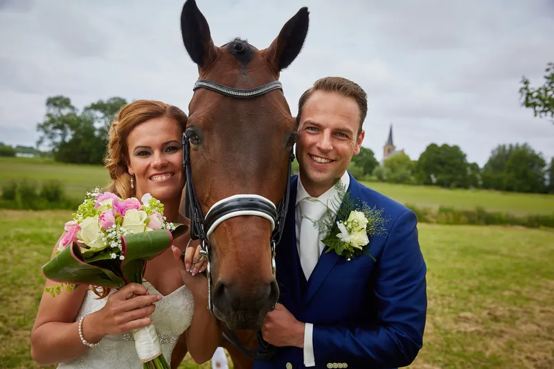 Trudy en Ron met het paard van Trudy in de wei