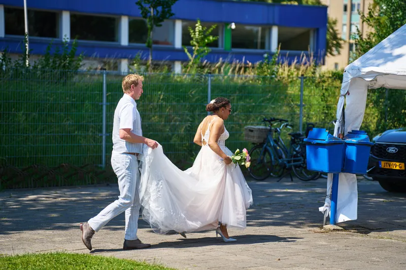 Sander draagt de sleep van Felicia langs het clubhuis van Phoenix