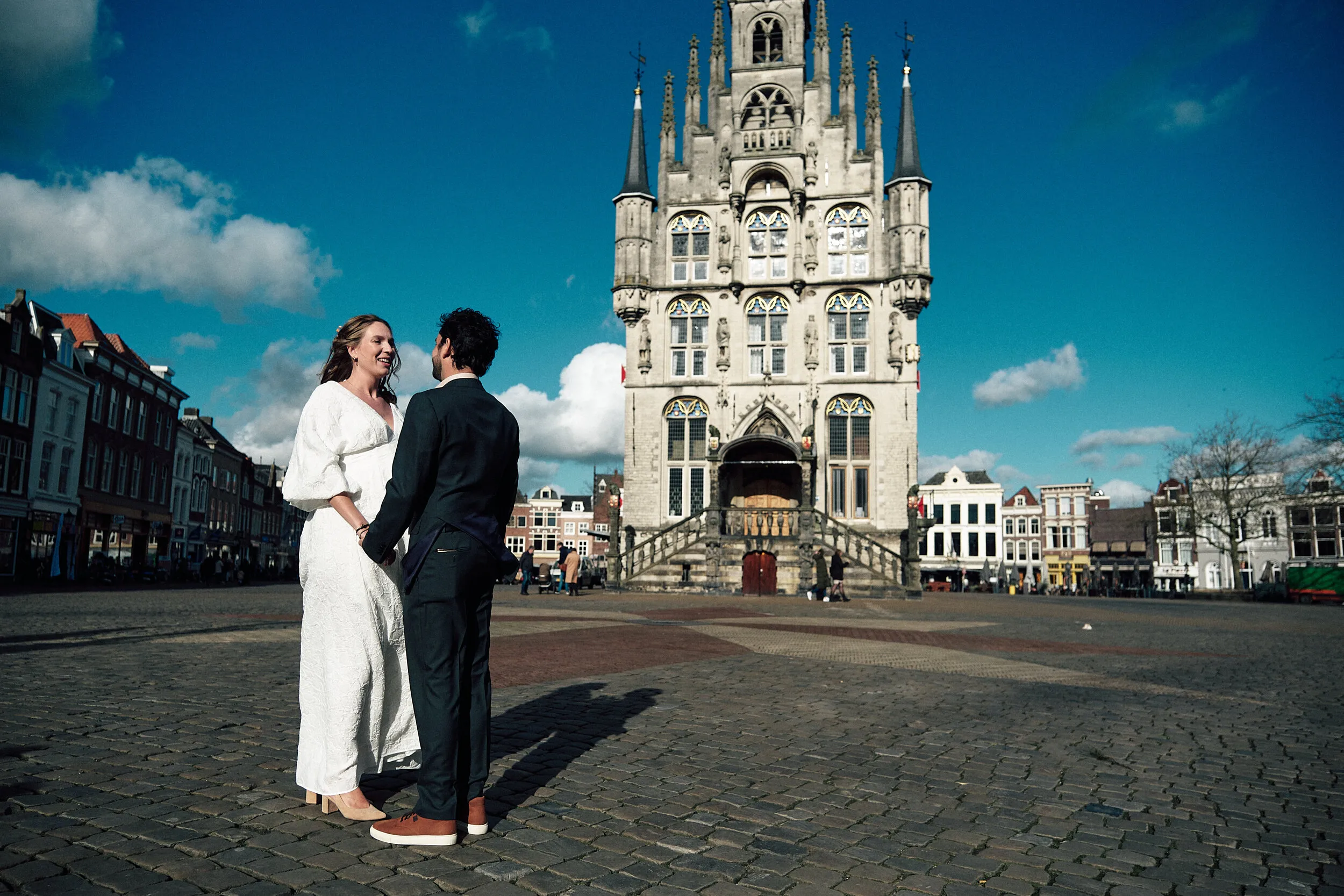 Anouk en Raphaël op de Markt van Gouda, met het stadhuis erachter