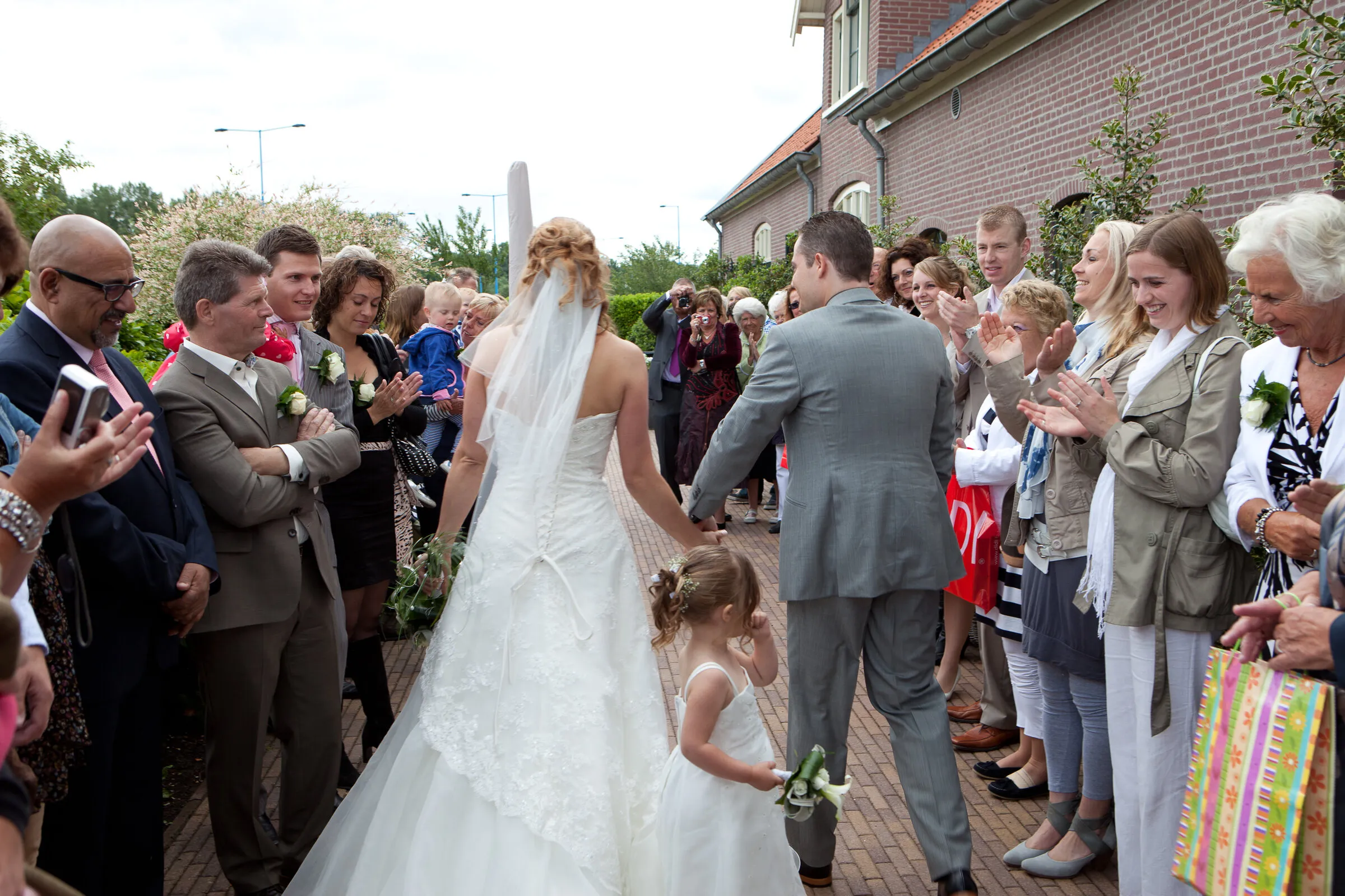 Harrie en Inge lopen hand in hand tussen hun gasten bij Hoeve Kromwijk in Zoetermeer