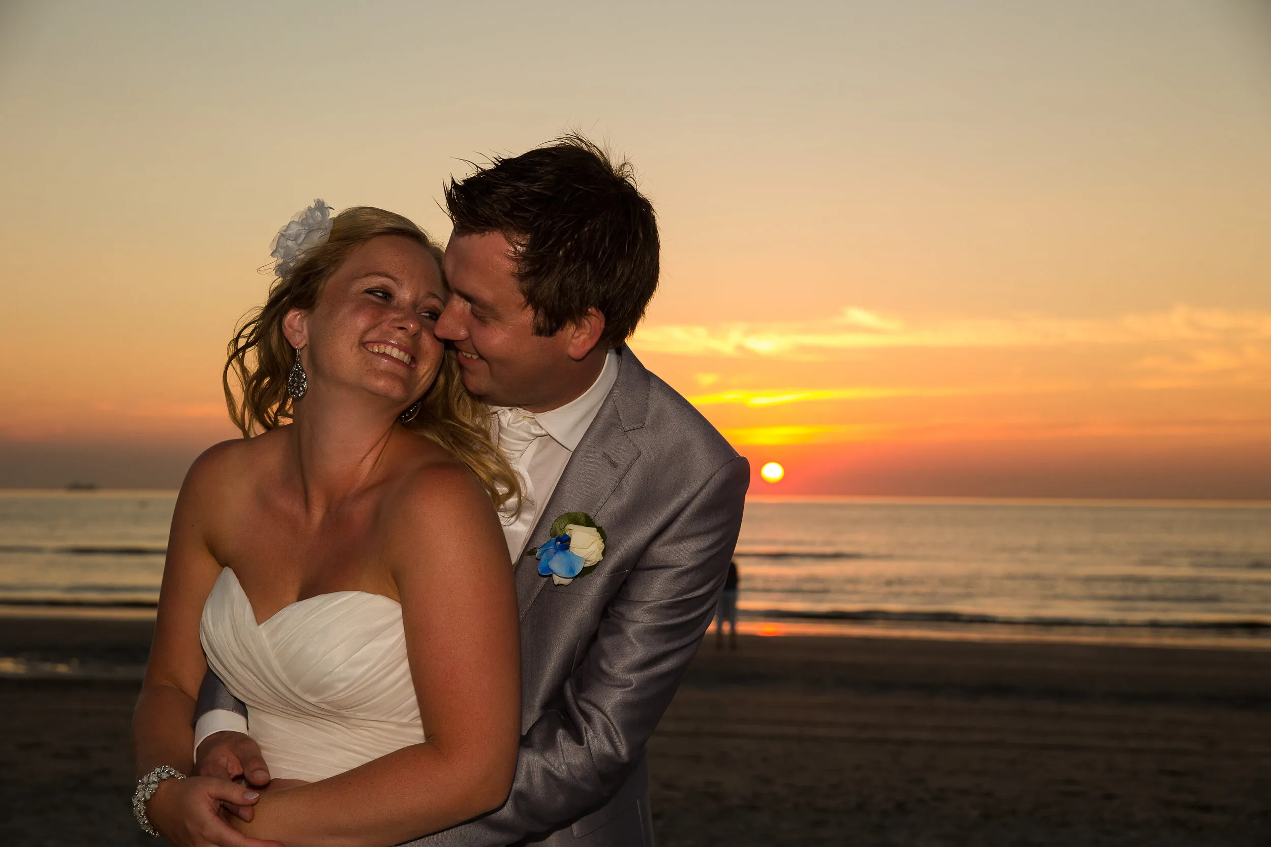 Sabine en Ferry kussen op het strand van Wijk aan Zee bij zonsondergang
