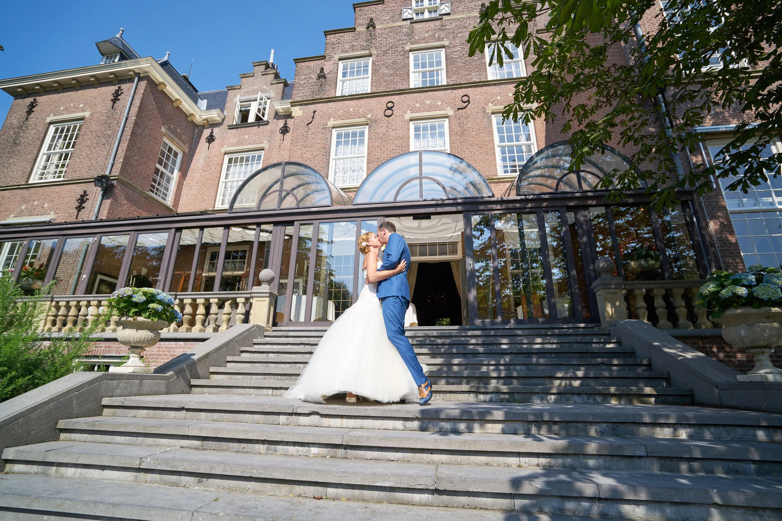 Herman en Margherita kussen op de trap voor Kasteel Wittenburg in Wassenaar