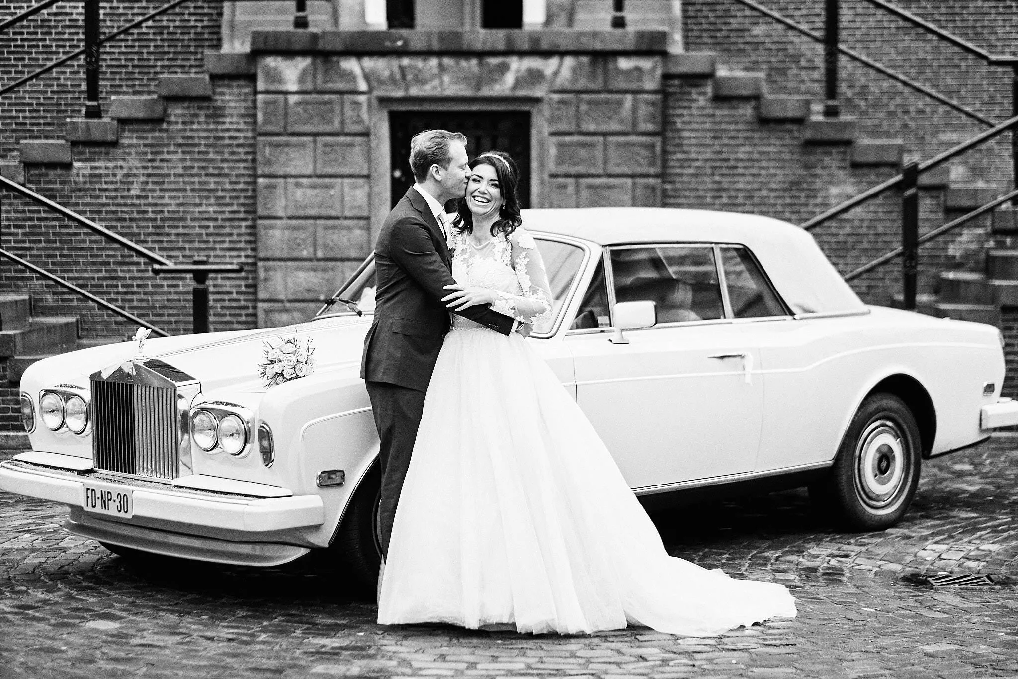 Kimberley en Mike bij de witte Rolls-Royce voor het stadhuis van Schiedam