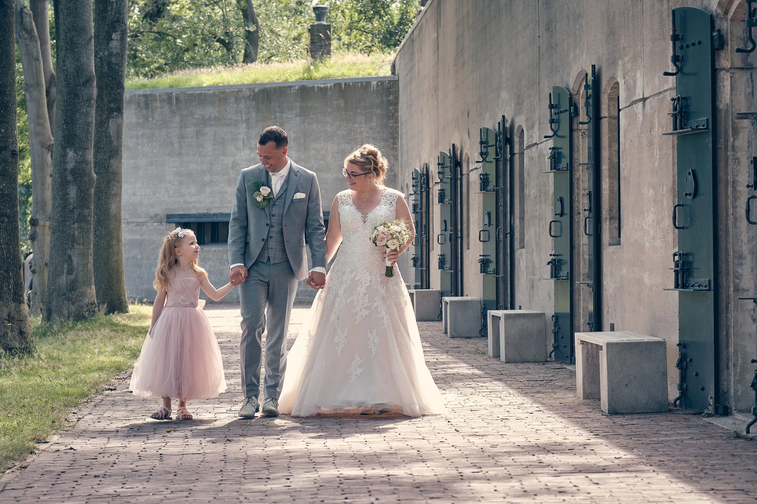 Angelique en Michiel lopen met hun dochter langs de muren van Fort Resort Beemster
