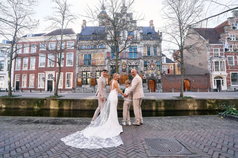 Danitsja en Brian aan de gracht, met de lange sleep op de klinkers