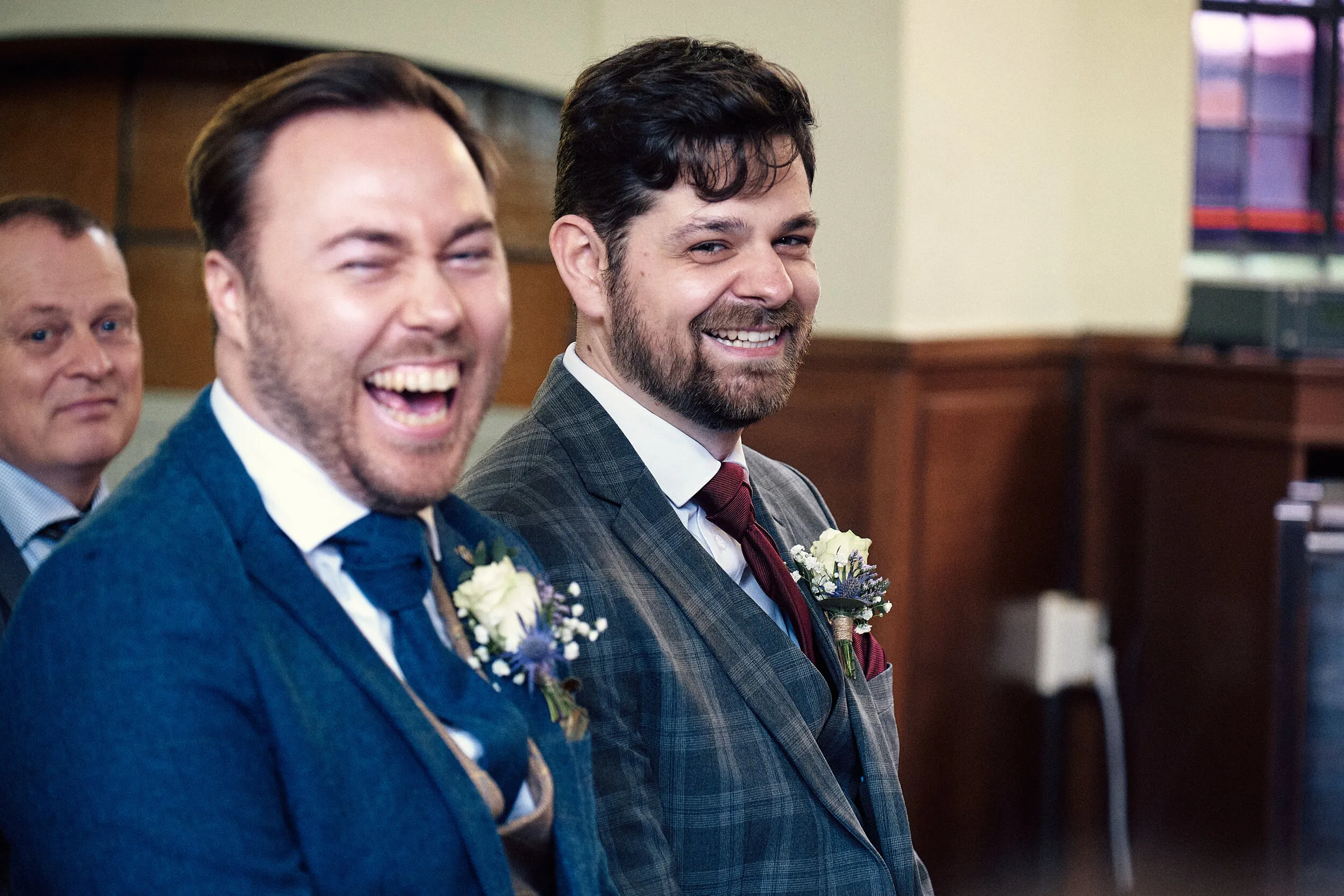 Joey en Twan lachen samen tijdens de ceremonie in de Remonstrantse Kerk in Boskoop