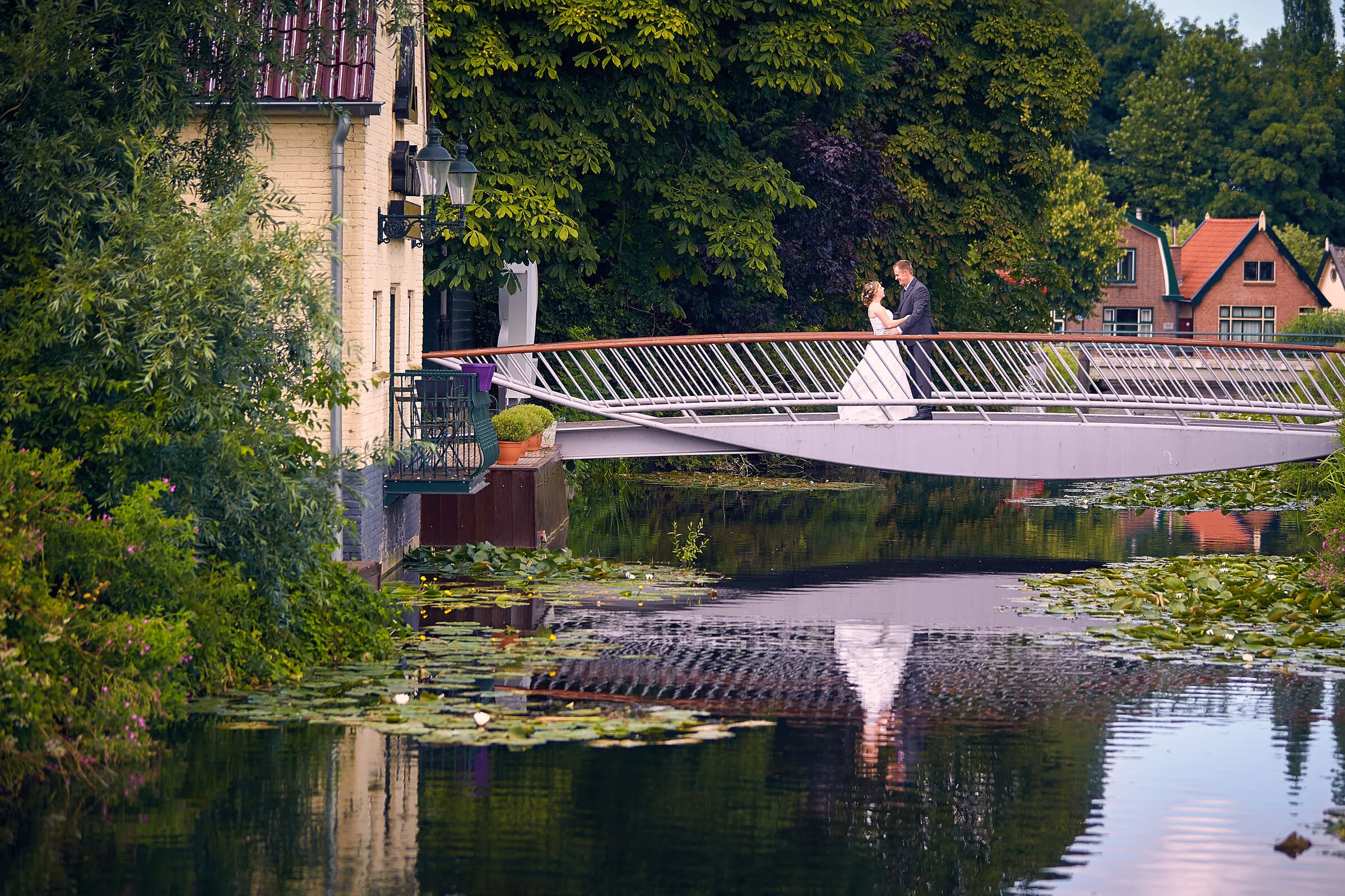Linsey en Tim lopen over een wit bruggetje over de vijver in Zoetermeer
