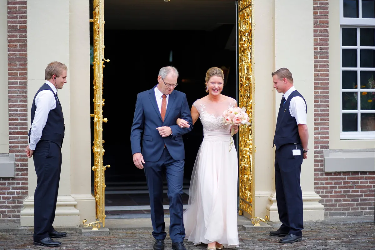 Jaqueline in de deuropening van het paleis