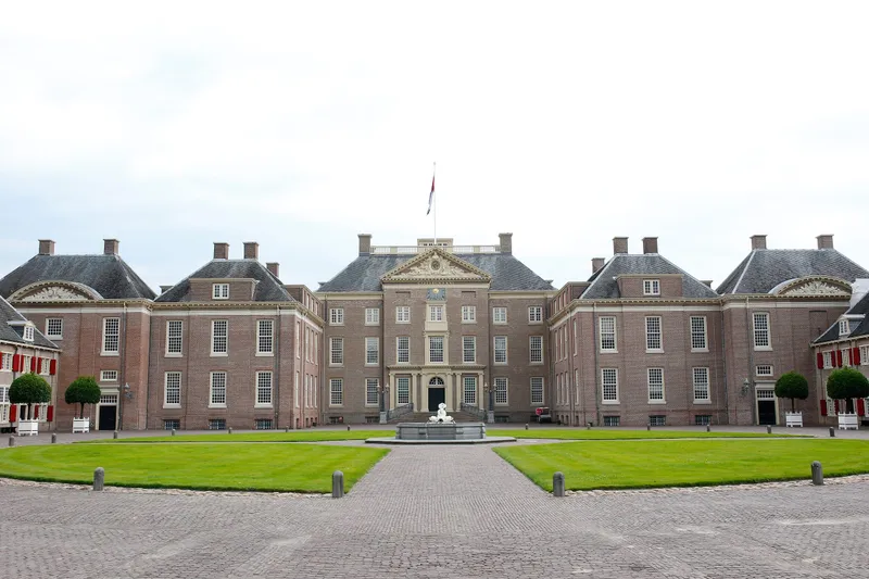 De gasten op het voorplein van het paleis