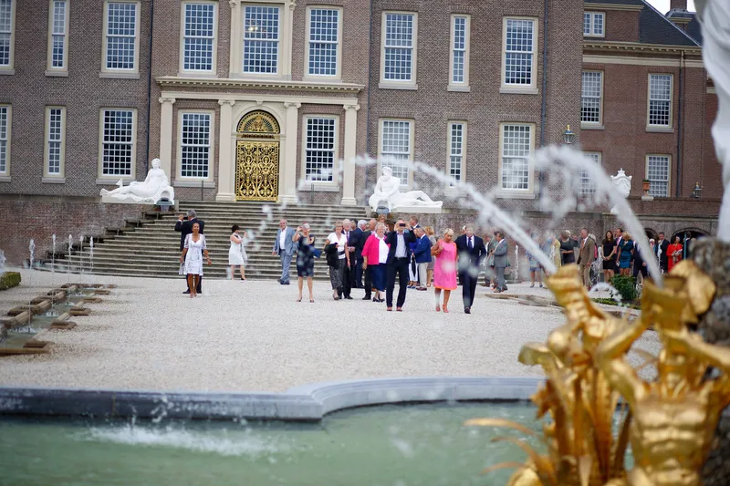 Gasten bij de fontein voor het paleis