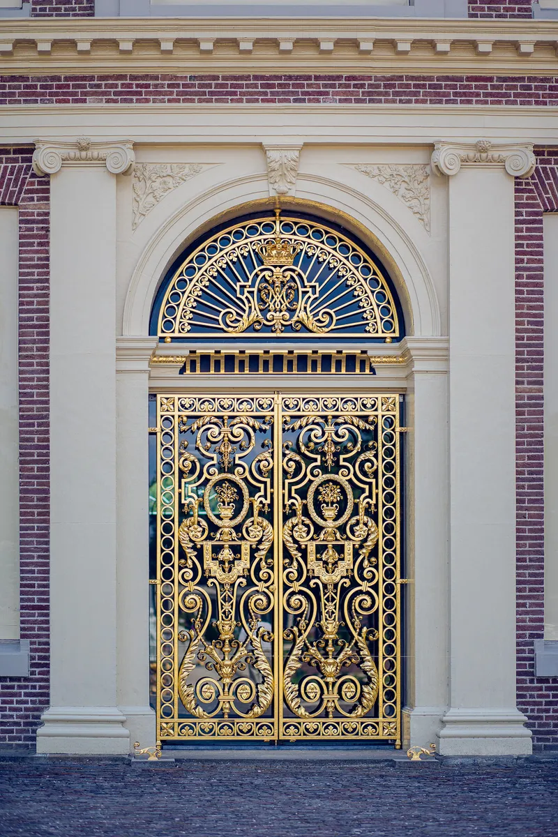 Een gouden hek in de gevel van het paleis
