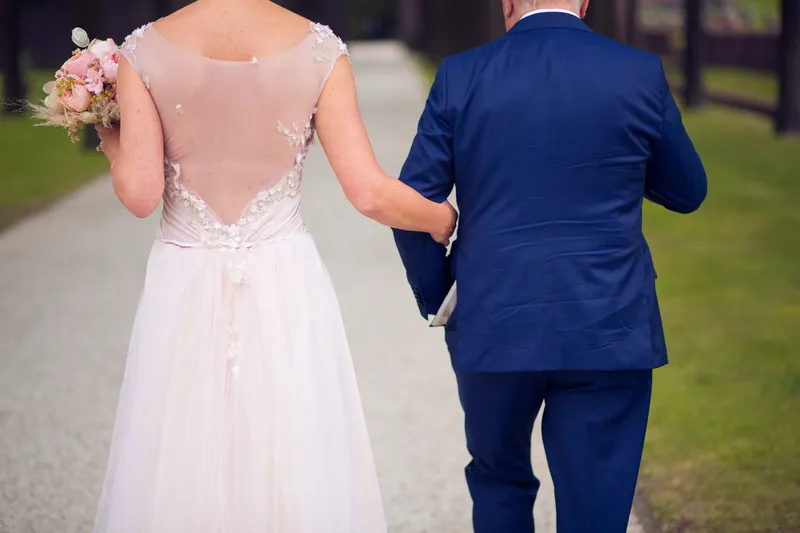 Willem en Jaqueline lopen de laan in