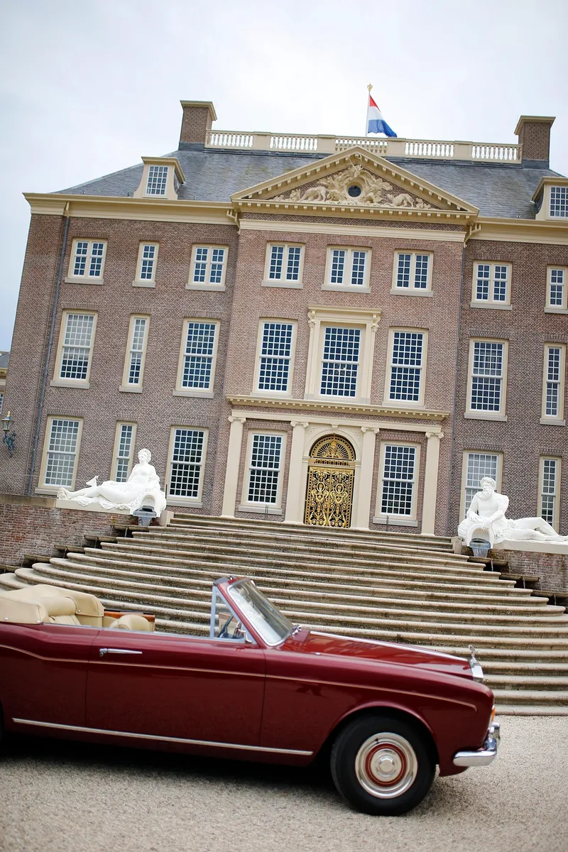 De oldtimer voor de trappen van het paleis