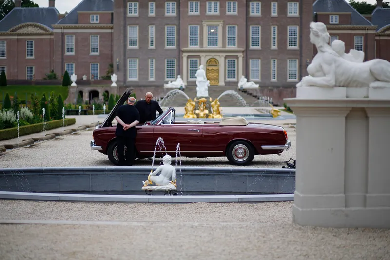 Willem en Jaqueline bij de oldtimer voor het paleis
