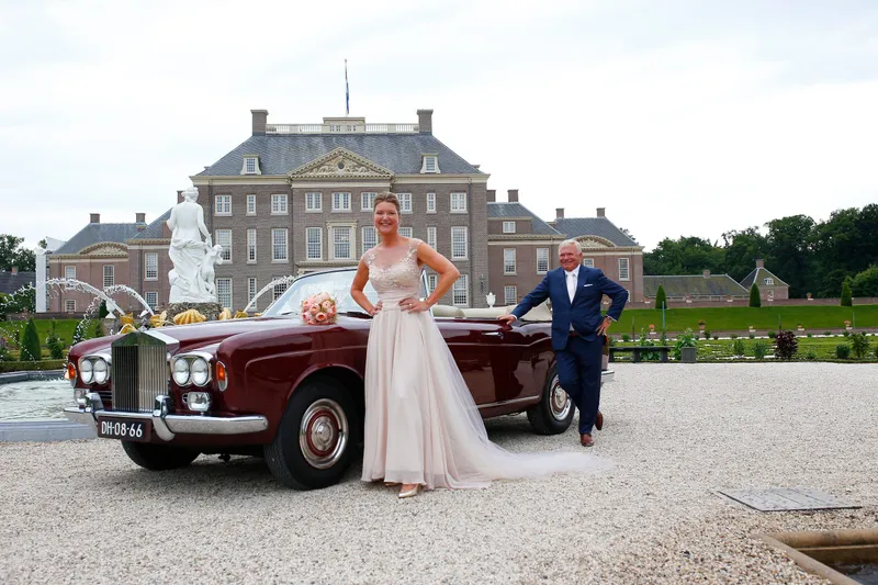Willem en Jaqueline naast de oldtimer