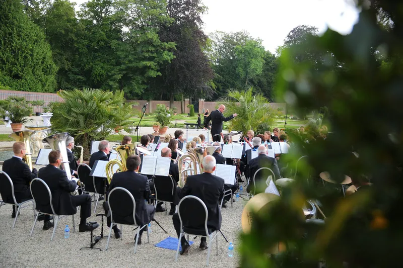 Het orkest speelt in de paleistuin