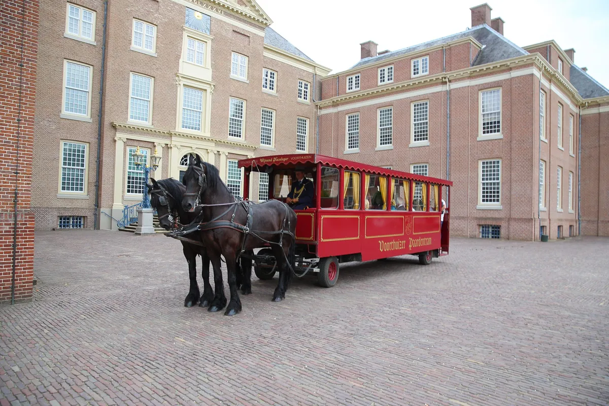 De paardentram voor het paleis