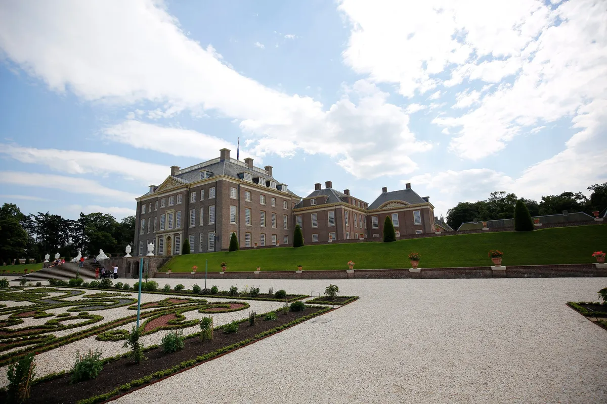 Paleis Het Loo met de parterretuin en het grind ervoor