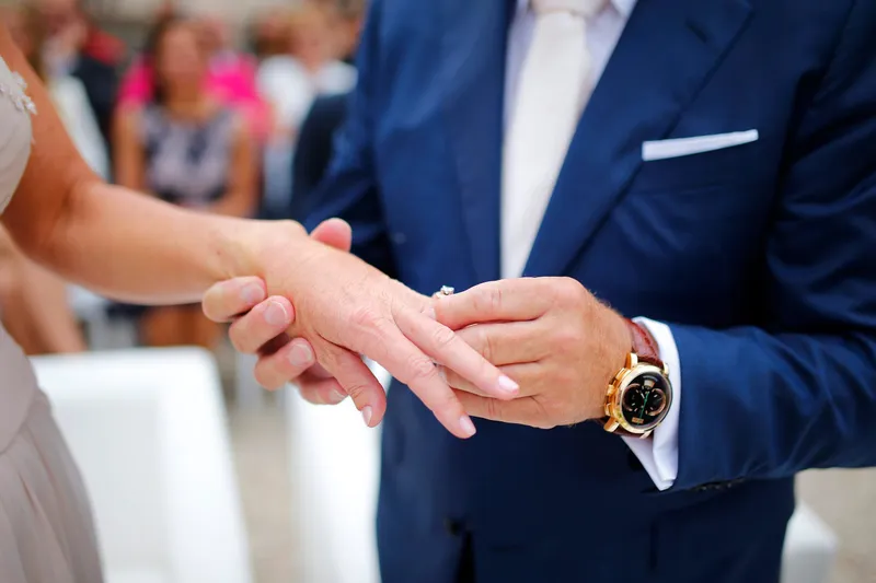 Willem schuift de ring om Jaquelines vinger