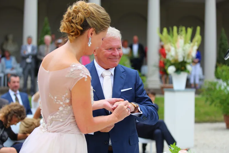 Jaqueline doet Willem de ring om