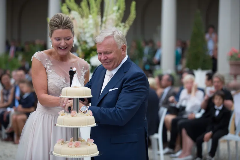 Willem en Jaqueline snijden de taart aan