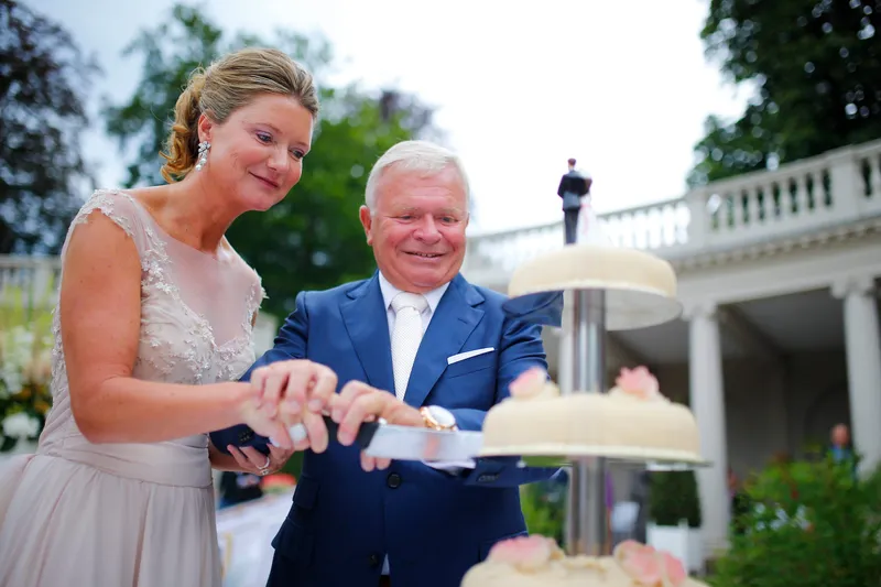 De handen van Willem en Jaqueline op het taartmes