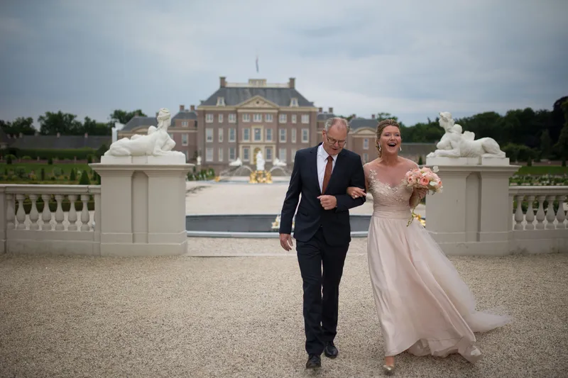 Jaqueline loopt over het terras langs de fonteinen