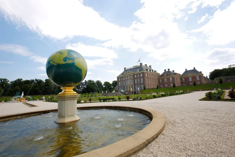 De vijver met de groene bol, met het paleis op de achtergrond