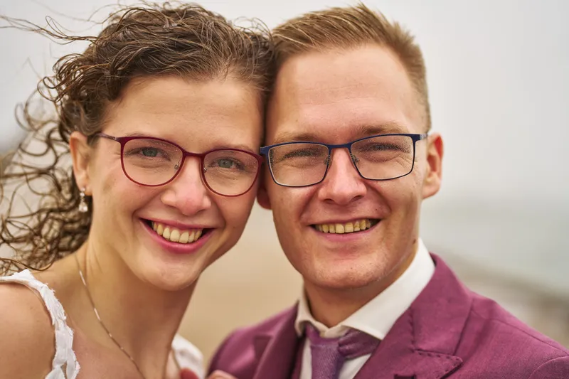 Emmely en Tom lachen naar de camera