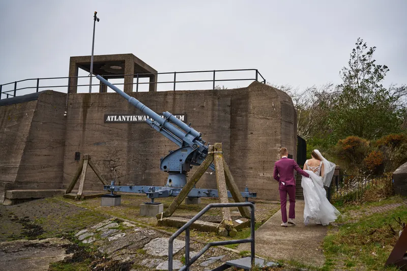 Emmely en Tom bij een bunker met luchtafweergeschut